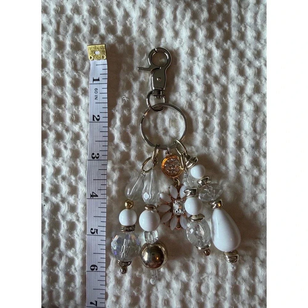 White Daisy Beaded Bag Charm Keychain Gold Tone Crystal Flower Accessory 6 Inch